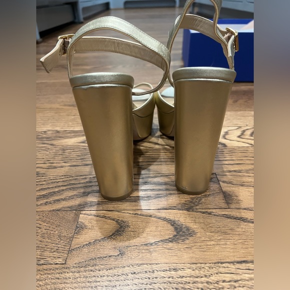 STUART WEITZMAN - RYDER 95 PLATFORM HEEL - GOLD - Picture 4 of 16